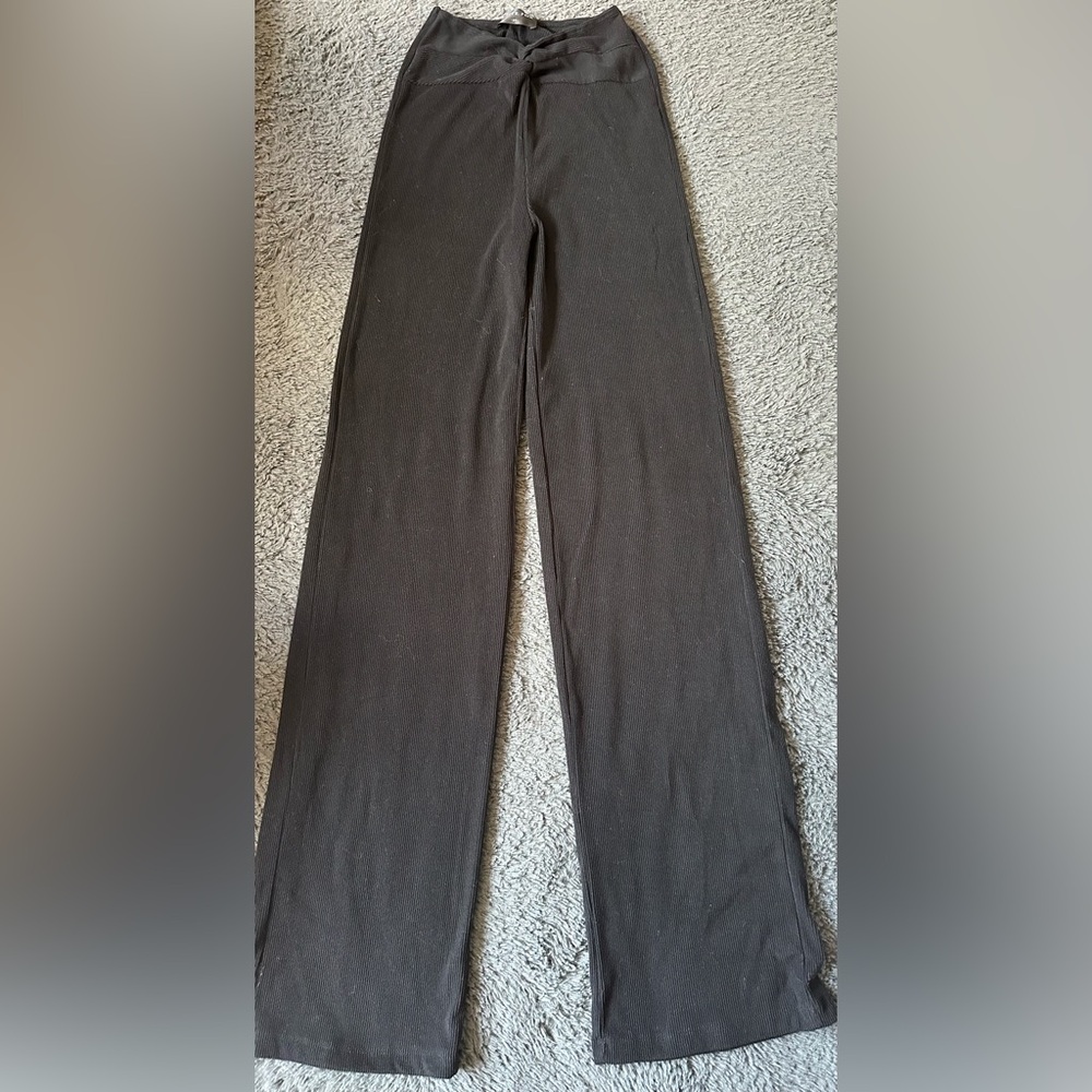 White Fox straight leg leggings, black XS with twist waist
